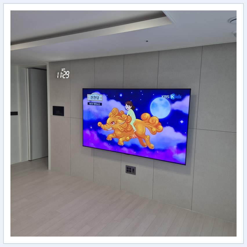 하단 여유를 둔 벽걸이 TV 관련 벽걸이 TV 설치 참고 사진