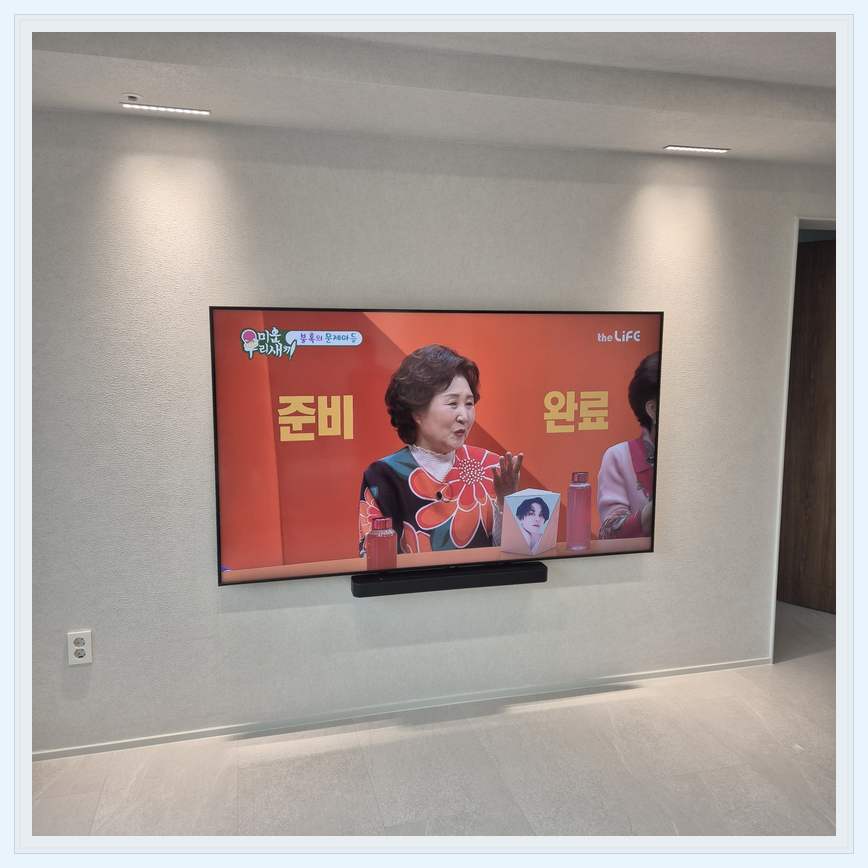 밝은 단색 벽면에 설치된 TV 관련 벽걸이 TV 설치 참고 사진