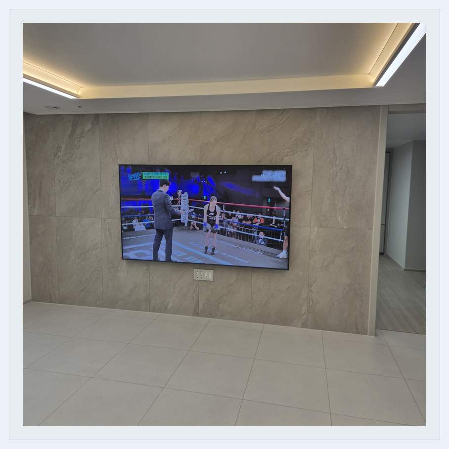회색 패널 마감과 벽걸이 화면 관련 벽걸이 TV 설치 참고 사진