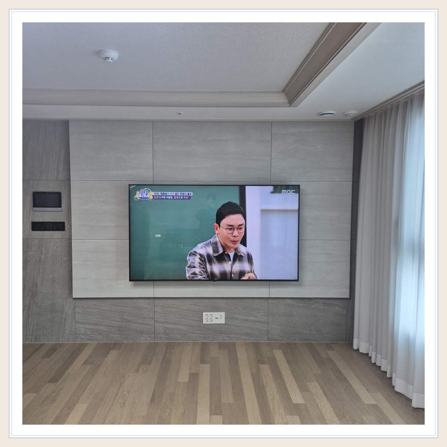 거실 전체 폭과 화면 정렬 관련 벽걸이 TV 설치 참고 사진