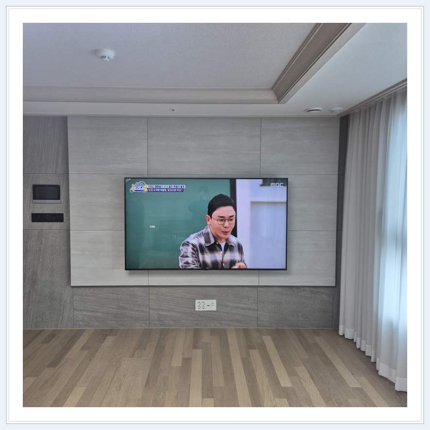 거실 전체 폭과 화면 정렬 관련 벽걸이 TV 설치 참고 사진