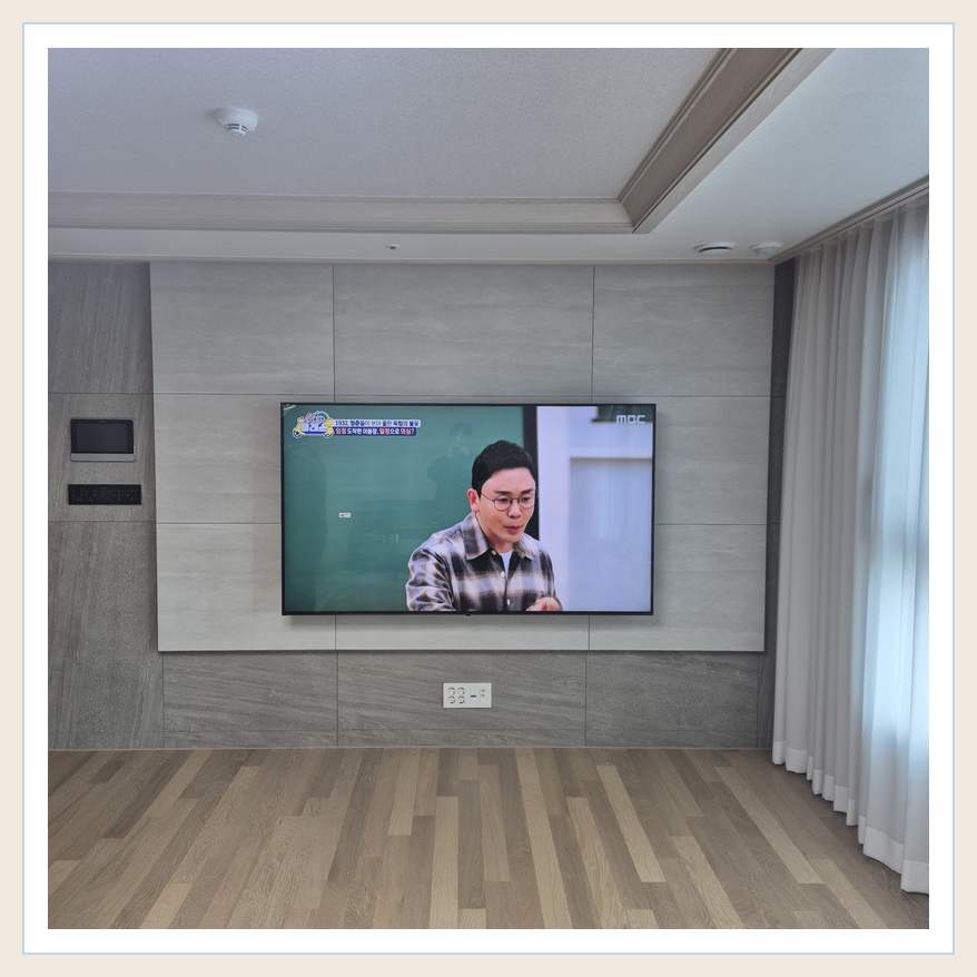 거실 전체 폭과 화면 정렬 관련 벽걸이 TV 설치 참고 사진