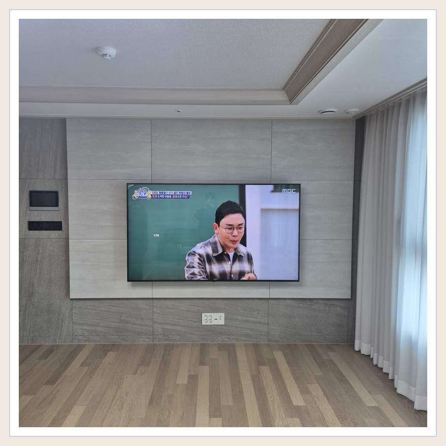 거실 전체 폭과 화면 정렬 관련 벽걸이 TV 설치 참고 사진