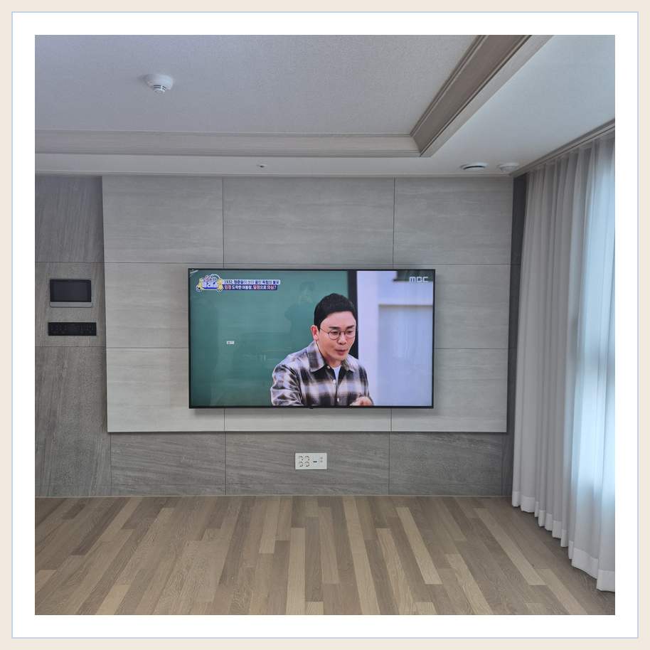 거실 전체 폭과 화면 정렬 관련 벽걸이 TV 설치 참고 사진