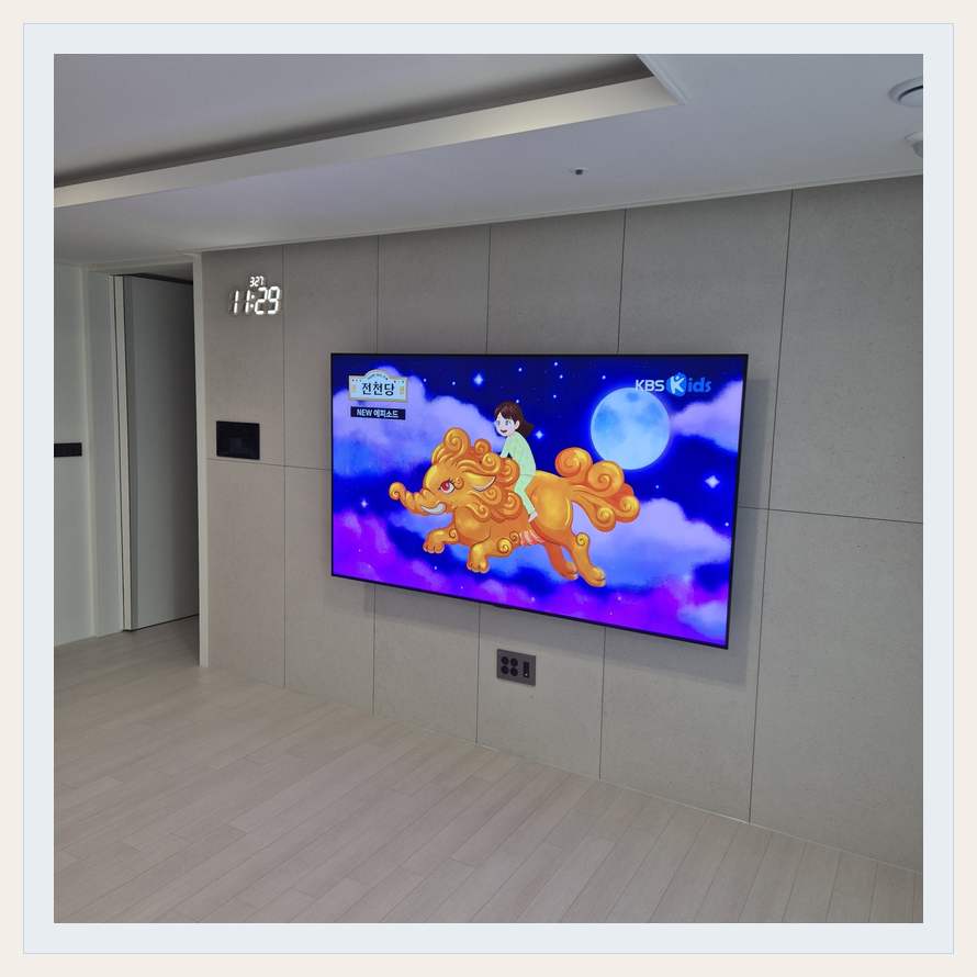 하단 여유를 둔 벽걸이 TV 관련 벽걸이 TV 설치 참고 사진