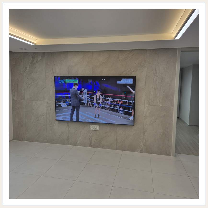 회색 패널 마감과 벽걸이 화면 관련 벽걸이 TV 설치 참고 사진