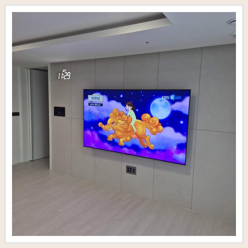 하단 여유를 둔 벽걸이 TV 관련 벽걸이 TV 설치 참고 사진