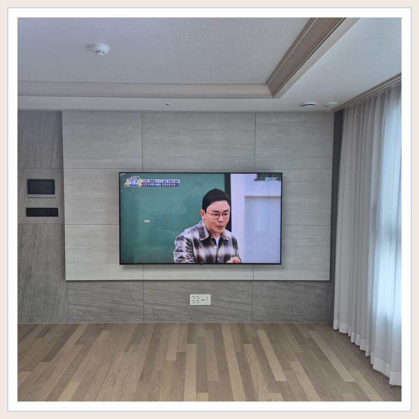 거실 전체 폭과 화면 정렬 관련 벽걸이 TV 설치 참고 사진