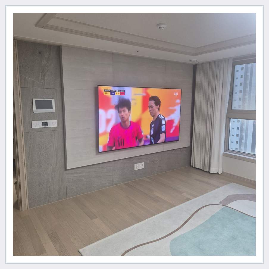 밝은 실내의 화면과 창가 거리 관련 벽걸이 TV 설치 참고 사진