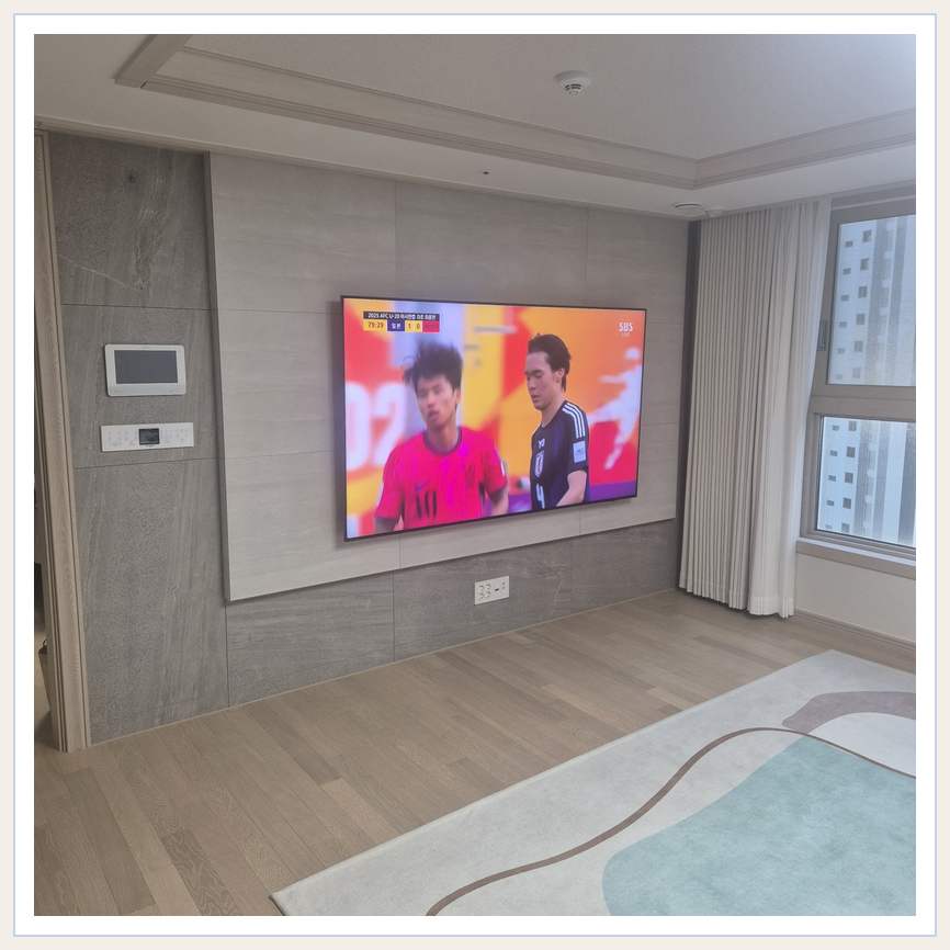 밝은 실내의 화면과 창가 거리 관련 벽걸이 TV 설치 참고 사진
