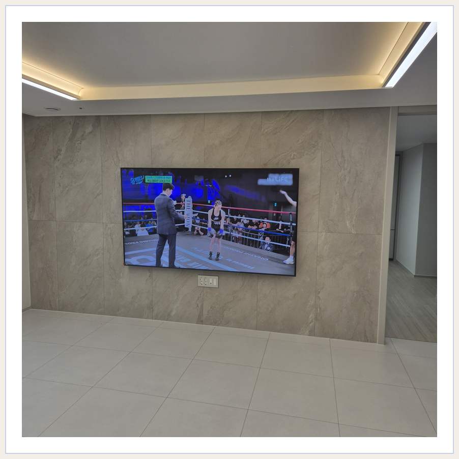 회색 패널 마감과 벽걸이 화면 관련 벽걸이 TV 설치 참고 사진