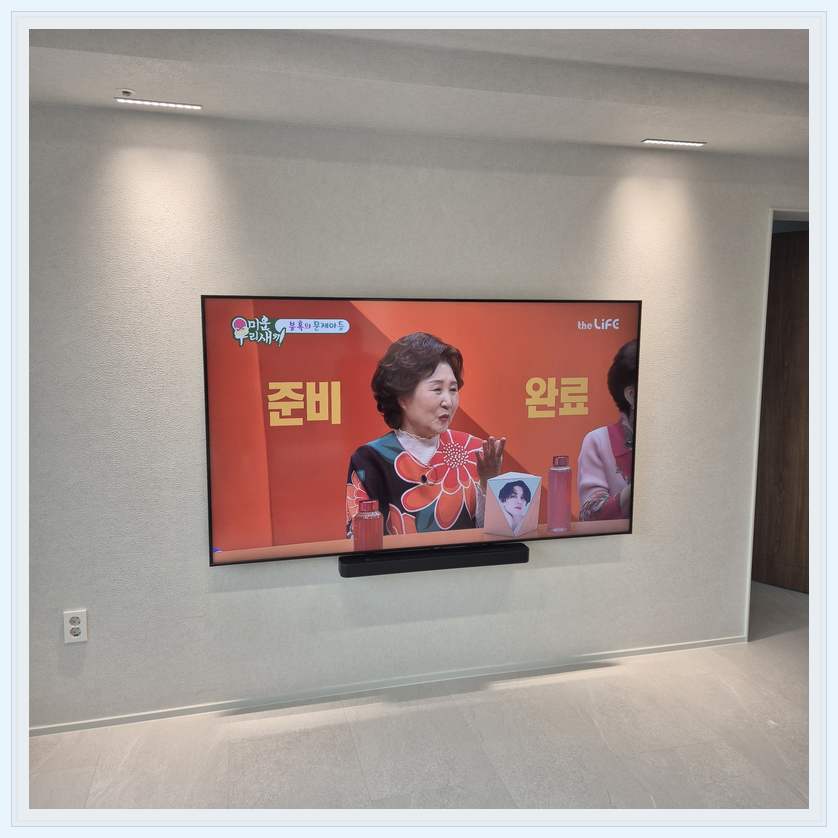 밝은 단색 벽면에 설치된 TV 관련 벽걸이 TV 설치 참고 사진