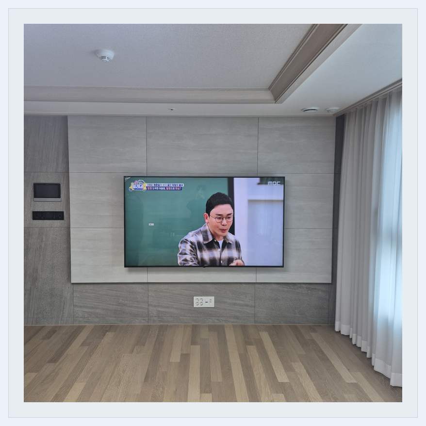 거실 전체 폭과 화면 정렬 관련 벽걸이 TV 설치 참고 사진