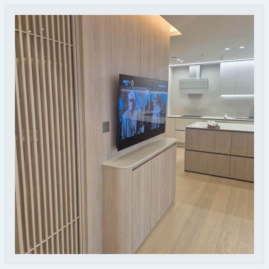 목재 칸막이 옆 TV 화면 관련 벽걸이 TV 설치 참고 사진