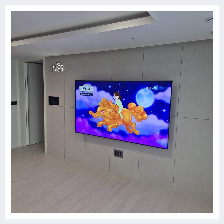 하단 여유를 둔 벽걸이 TV 관련 벽걸이 TV 설치 참고 사진