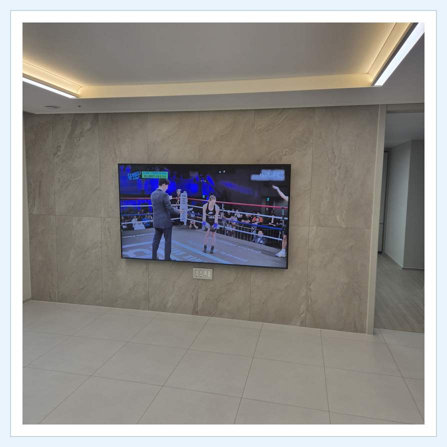 회색 패널 마감과 벽걸이 화면 관련 벽걸이 TV 설치 참고 사진