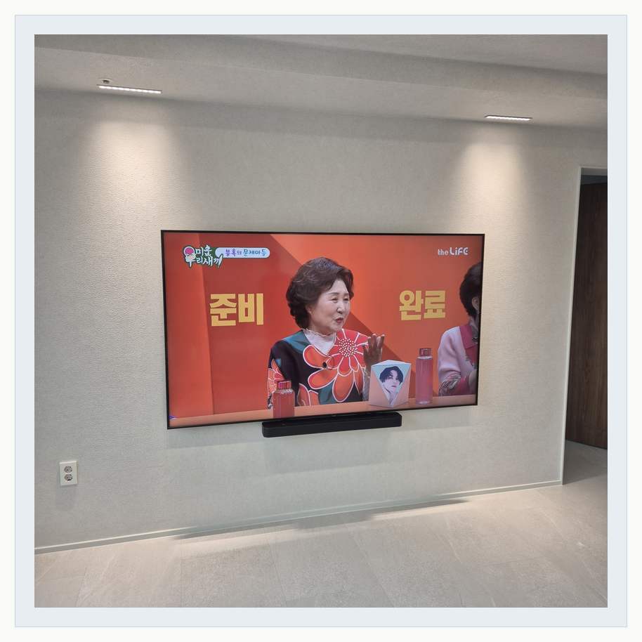 밝은 단색 벽면에 설치된 TV 관련 벽걸이 TV 설치 참고 사진