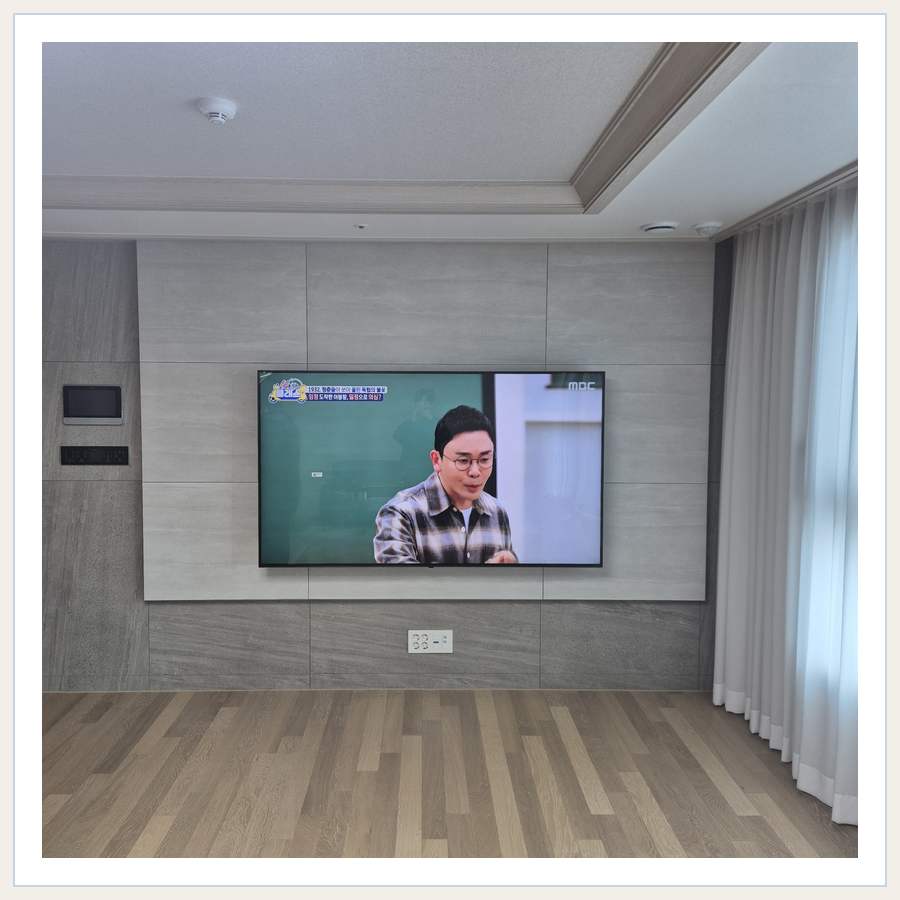 거실 전체 폭과 화면 정렬 관련 벽걸이 TV 설치 참고 사진