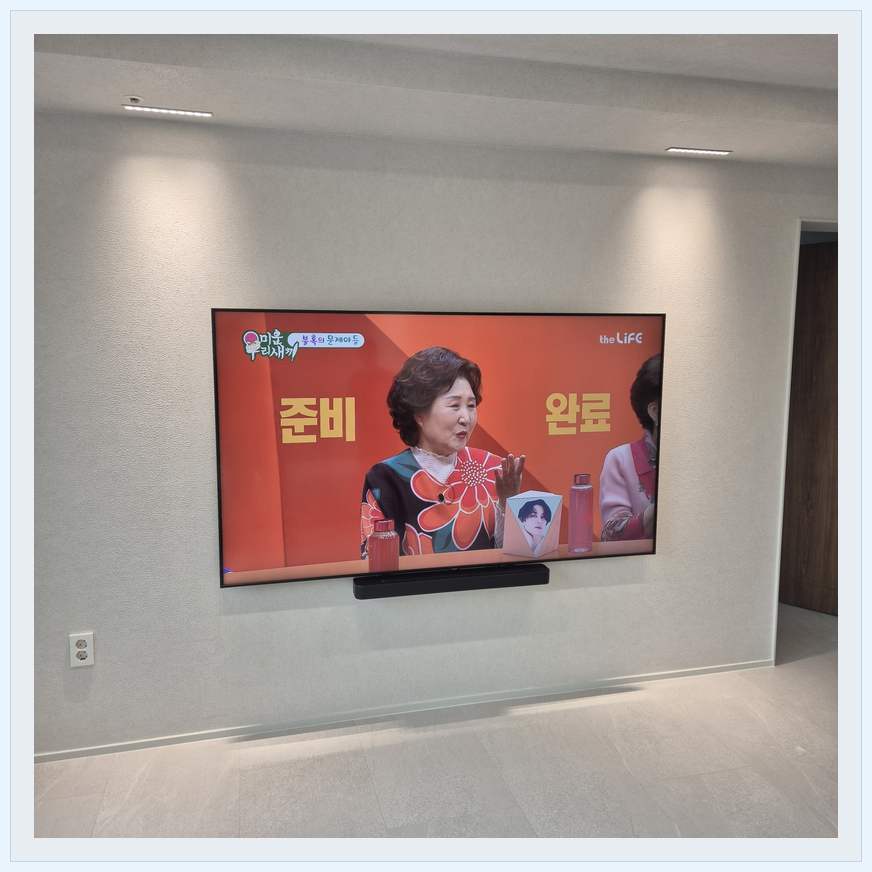 밝은 단색 벽면에 설치된 TV 관련 벽걸이 TV 설치 참고 사진