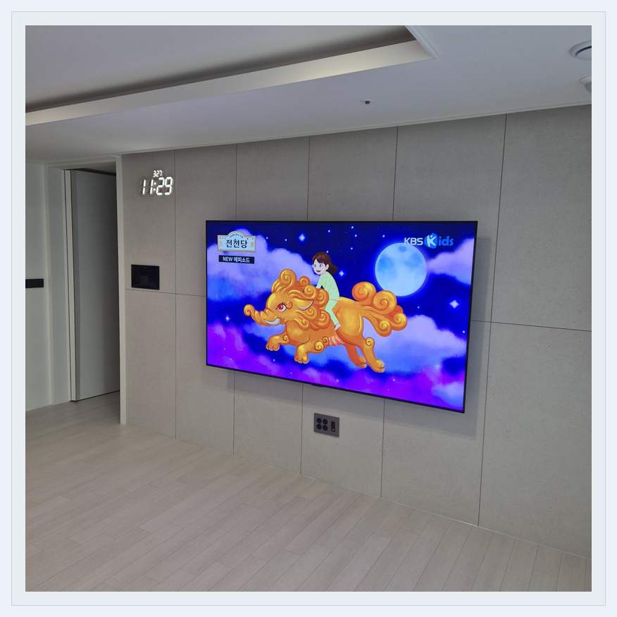 하단 여유를 둔 벽걸이 TV 관련 벽걸이 TV 설치 참고 사진