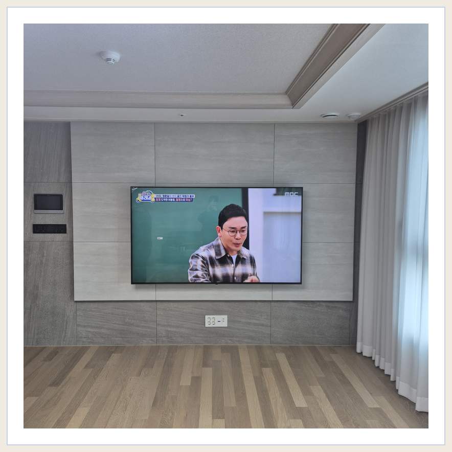 거실 전체 폭과 화면 정렬 관련 벽걸이 TV 설치 참고 사진
