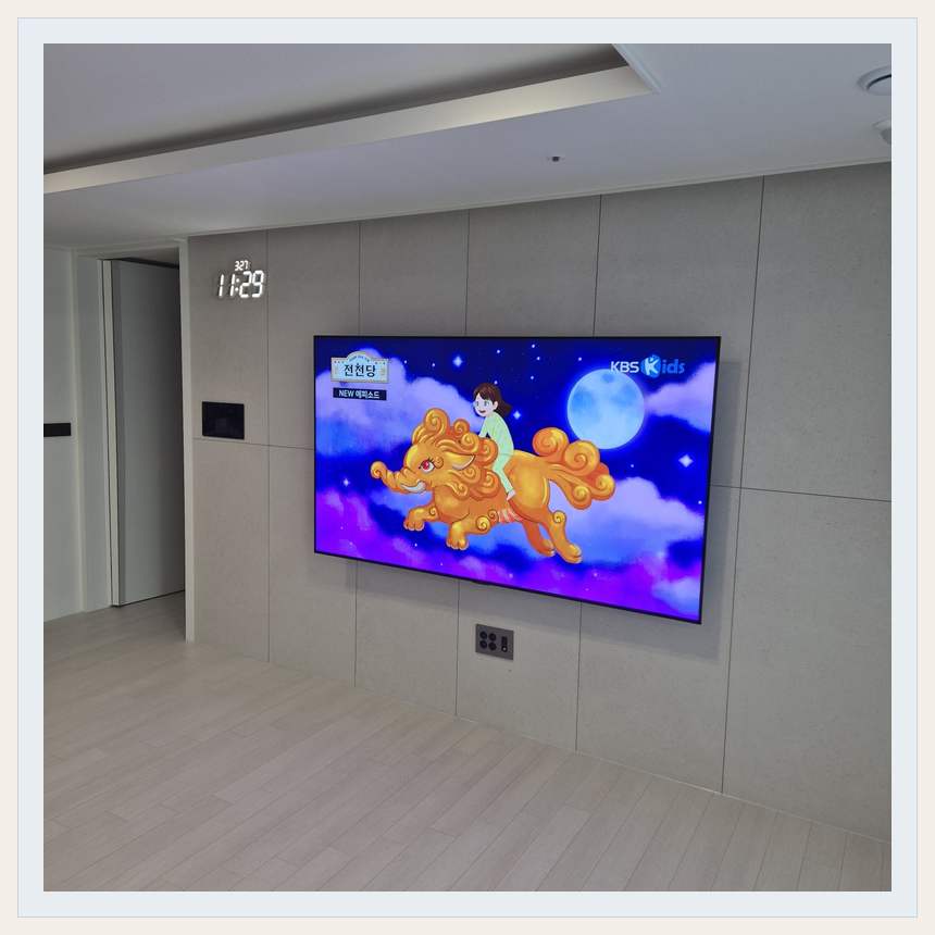 하단 여유를 둔 벽걸이 TV 관련 벽걸이 TV 설치 참고 사진